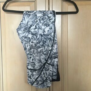 This is knee length Lulu women pant